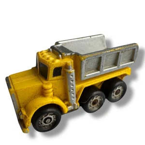 Kleiner Micro Machine Schwerlast Muldenkipper in gelb und grau - Bild 1 von 4