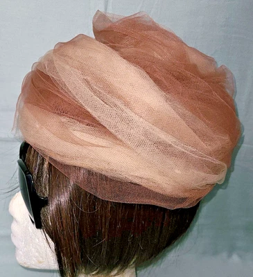 De Colección Bee Jones of Providence Malla Rosa Malla Red Colmena Cloche Sombrero Formal Foto 1 de 4