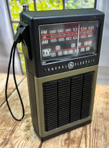 Radio portátil General Electric vintage con correa modelo 7-2927A - Imagen 1 de 10