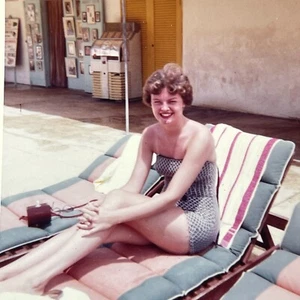 P7 Photograph Beautiful Woman Shorthair Brunette One Piece Bathing Suit 1960 - Picture 1 of 3