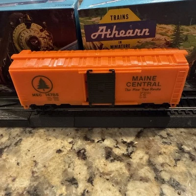 Model Power #14785 HO Maine Central Orange Box Car Good Condition - Image 1 of 4