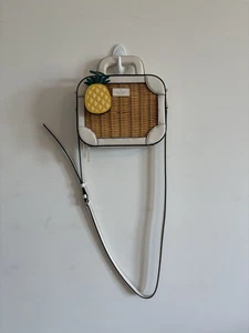 Kate Spade Wicker Trunk Traveler Umhängetasche weiß Lederbesatz mit Taschenanhänger - Bild 1 von 7
