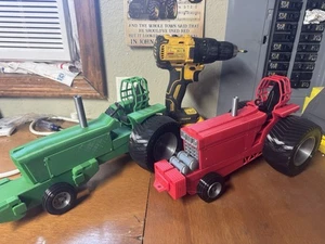 1/16th Pulling Tractors  red & Green - Picture 1 of 10
