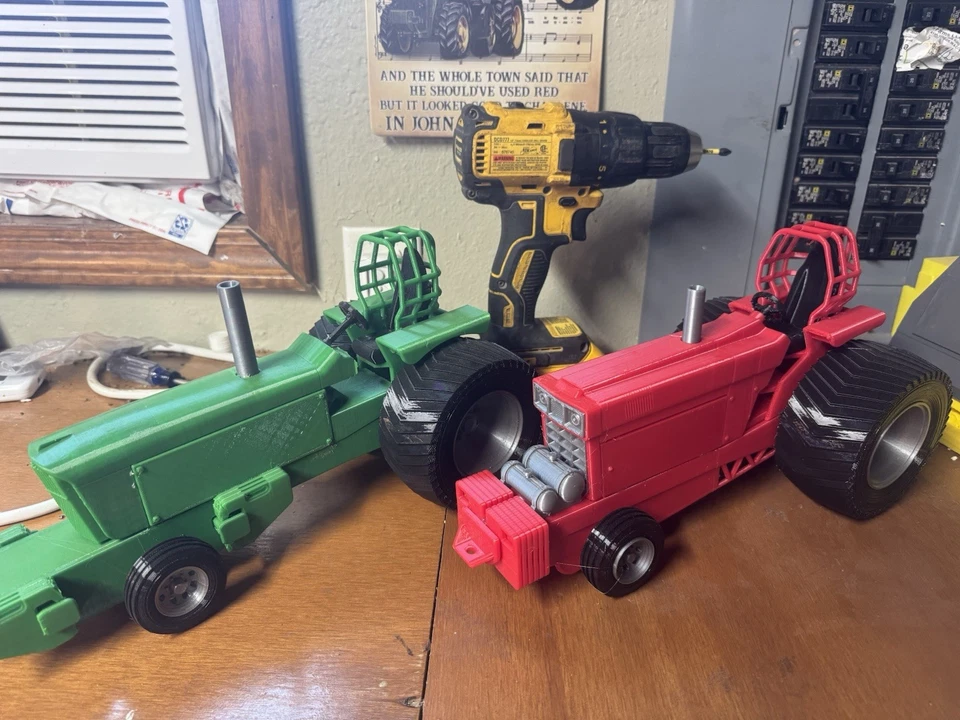 1/16th Pulling Tractors  red & Green - Image 1 of 4