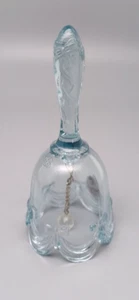 Campana azul claro decorada cintas y arcos de vidrio artístico Fenton - Imagen 1 de 6