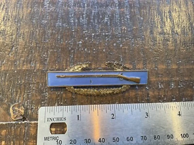 ОРИГИНАЛЬНЫЙ РЕДКИЙ АМЕРИКАНСКИЙ ЗНАЧОК ПЕХОТЫ ВРЕМЕН ВТОРОЙ МИРОВОЙ ВОЙНЫ В КОРОБКЕ LUDLOW СДЕЛАНО В ЛОНДОНСКОМ ТЕАТРЕ - Изображение 1 из 2