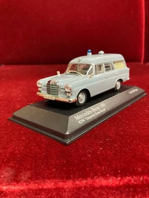 Minichamps 1/43 梅赛德斯-奔驰 190 救护车灰色带蓝色警报器压铸模型 — 第 1/4 张图片