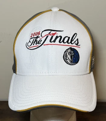 Gorra ajustable Reebok Dallas Mavericks 2006 Finales NBA blanca y gris OSFA Foto 1 de 4