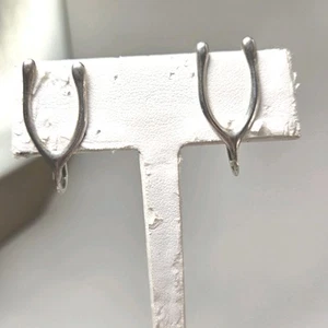 Orecchini vintage non firmati Wishbone timbrati argento sterling con retro a vite - Foto 1 di 4