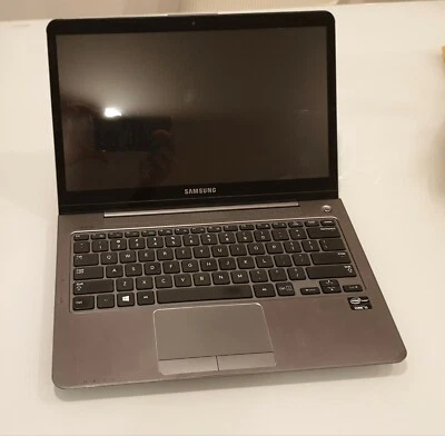 Ultrabook Samsung NP540U3C - Imagem 1 de 3