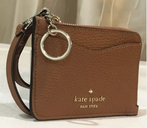 Muñequera pequeña de cuero con tarjetero Kate Spade Leila - pan de jengibre cálido - Imagen 1 de 10