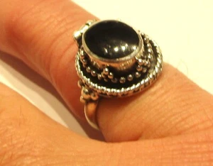 STERLINGSILBER ONYX GOTHIC VERSTECKTES FACH MEDAILLON GIFT RING GRÖSSE L - Bild 1 von 3