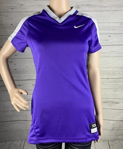 Neu mit Etikett Nike Damenshirt XS lila grau V-Ausschnitt Softball Trikot Championship Tee - Bild 1 von 12