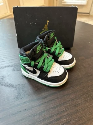 [FD1413-031] Air Jordan RETRO 1 HIGH OG 'LUCKY GREEN para niños pequeños | Talla 3C Foto 1 de 4