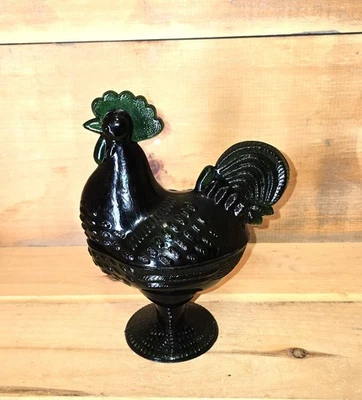 1 plato de caramelo de gallo verde oscuro en un nido. 6-1/2"L x 4"W x 8-1/2"H. Foto 1 de 4