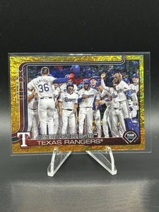 2025 Topps Series 2 #593 Texas Rangers Team Gold Shimmer 18/50 SSP 🔥 - Picture 1 of 2
