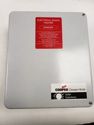 Combinador solar Crouse-Hinds CCBF06 F15, salida 72A, entrada/polo 12A, 600VDC, N4X Foto 1 de 4