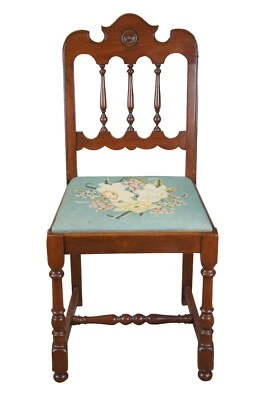 Silla lateral de nogal antigua de principios del siglo XX Michigan Chair Company asiento bordado Foto 1 de 4