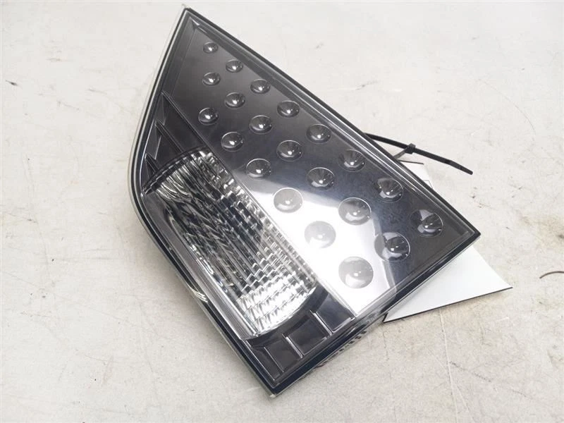 2007-2008 MITSUBISHI OUTLANDER REAR PASSENGER TAIL LAMP LID  - Image 1 of 4