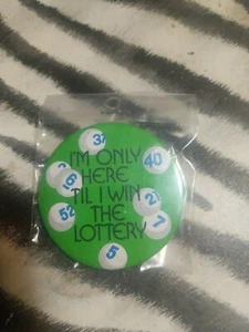 I'M ONLY HERE TIL I WIN THE LOTTERY Button Pin Größe Medium Large VINTAGE - Bild 1 von 1