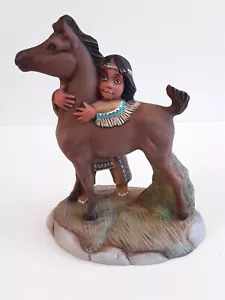 Sundance Indianer Indianer Junge umarmt sein Pferd Skulptur - Bild 1 von 10
