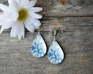 Pendientes de flores tropicales azules hechos a mano madera lágrima gota colgante joyería impresa - Imagen 1 de 8
