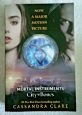 THE MORTAL INSTRUMENTS CITY OF BONES  BOOK 1 CASSANDRA CLARE PB 2013