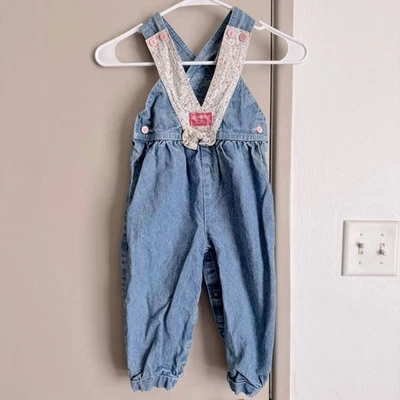 Macacão jeans vintage anos 90 OshKosh B'gosh azul com detalhes rosa 4T - Imagem 1 de 4