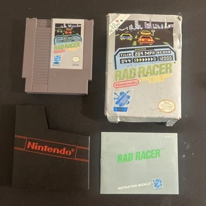 Videogioco Rad Racer NES Nintendo con scatola e manuale testato e funzionante scatola danneggiata - Foto 1 di 11
