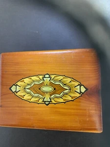 Vintage Wood Box / Cigarette Case -legs -latch &gold yellow Art Deco decoration - Picture 1 of 7
