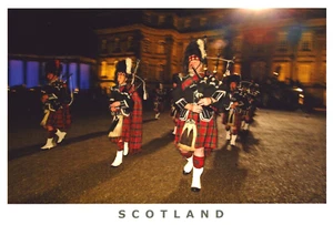 Scottish Pipers Bagpipes Scotland Unused Continental Postcard - Picture 1 of 2
