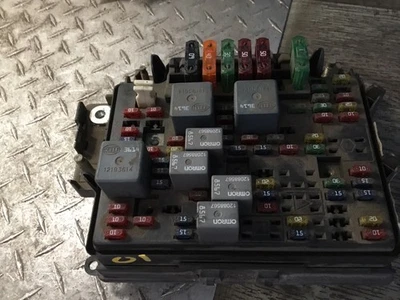 GMC 1999 2000 2001 2002 Sierra Silverado Tahoe Yukon Fuse Box Engine Bay  OEM - Image 1 of 4