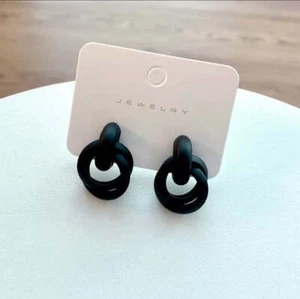Pendientes perforados de nudo suelto pintados de negro - Imagen 1 de 1