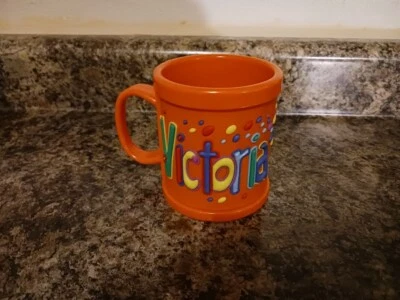 Nombre: VICTORIA, NUEVO Taza de plástico personalizada para niños 10 oz. John Hinde 3D Foto 1 de 4