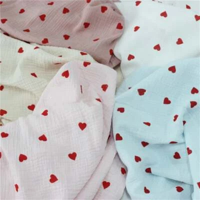 Tela de muselina de doble gasa estampada corazones rojos 100 % algodón materiales de vestir por yarda Foto 1 de 4