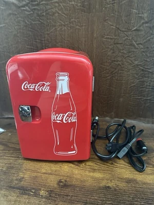 Mini nevera Coca-Cola Classic de 6 latas con cable de CA de 110 V funciona muy bien Foto 1 de 4