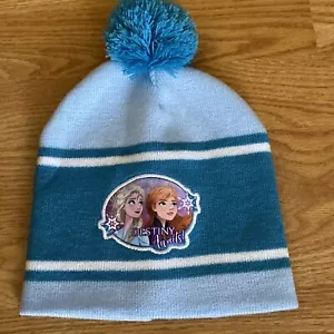 Sombrero de invierno Disney Frozen II Destiny Awaits Elsa & Anna gorro con pompón nuevo sin etiquetas - Imagen 1 de 2