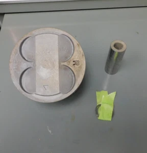 92-97 Subaru SVX EG33 Piston / Wrist Pin / Clips Passenger side Right - Picture 1 of 3