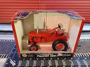 Ertl McCormick Farmall 100 1/16 Diecast Farm Tractor Replica Collectible - Bild 1 von 6