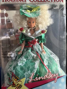 Bambola Lindsey Holiday Collection 1995 gruppo bambini 11,5” fashion doll nuova con scatola - Foto 1 di 5