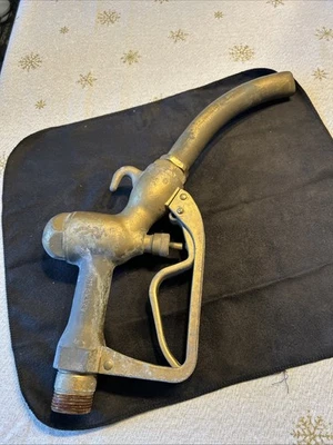 Boquilla de gas de latón modelo 600 bomba nacional NPC de colección de los años 40-50 con marca “T” Foto 1 de 4