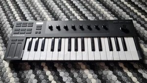 Native Instruments Komplete Kontrol M32 USB Midi Controller Keyboard - Picture 1 of 4