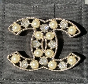 $1.2K CHANEL 22S CLASSIC GOLD LARGE BIG CC LOGO PEARLS CRYSTALS HEART BROOCH PIN - Picture 1 of 18