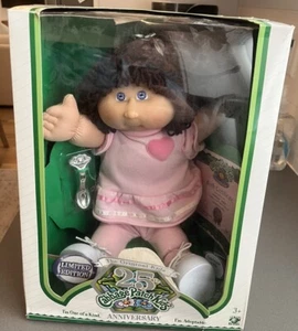 Cabbage Patch Kids 25th Anniversary Puppe - offener Karton - braune Haare blaue Augen - Bild 1 von 7