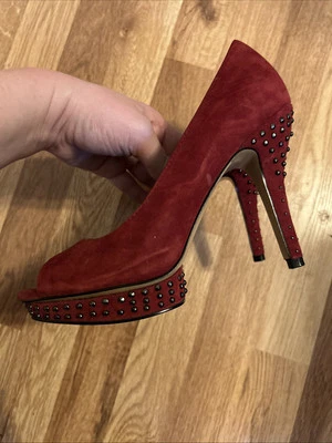 Tacones altos de terciopelo con tachuelas rojas Nine West talla 8M Foto 1 de 4