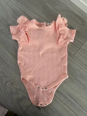 bebé niña 3-6 meses jessica simpson chaleco rosa acanalado con volantes Foto 1 de 4