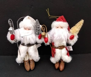 Target Wondershop Stoff weiß & rot Weihnachtsmann mit Baum Christbaumschmuck 7,5" - Bild 1 von 6