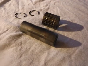 Aprilia RS 125 Piston Gudgeon Connecting Rod Pin Bearing & Clips AP8121846 - Picture 1 of 1