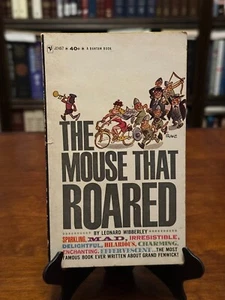 THE MOUSE THAT ROARED by Leonard Wibberley (Vintage 1962 Paperback) VG - Imagen 1 de 3