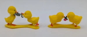 Vintage 1960 Packung 2 Kunststoff 1,5" Ente Küken Kampf Wurm Mini Diorama Handwerk Ostern - Bild 1 von 8